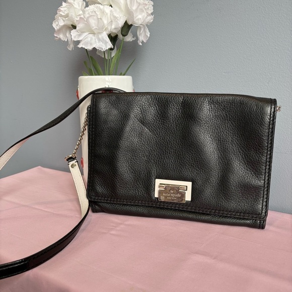 kate spade Handbags - Kate Spade Black Leather Envelope Crossbody Purse w/ Gold Chain Strap EUC